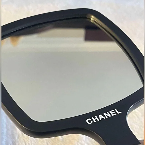 CHANEL CC Logo Black Hand Mirror - Picture 2 of 11